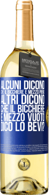 29,95 € Spedizione Gratuita | Vino bianco Edizione WHITE Alcuni dicono che il bicchiere è mezzo pieno, altri dicono che il bicchiere è mezzo vuoto. Dico lo bevi? Etichetta Blu. Etichetta personalizzabile Vino giovane Raccogliere 2024 Verdejo