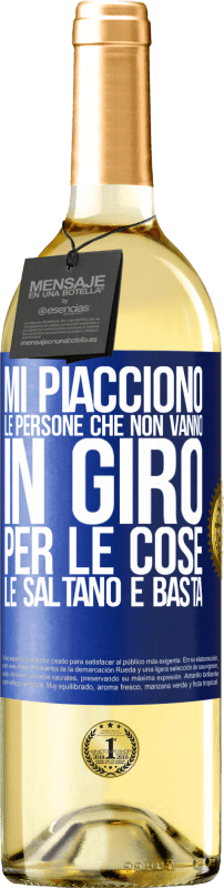 29,95 € Spedizione Gratuita | Vino bianco Edizione WHITE Mi piacciono le persone che non vanno in giro per le cose, le saltano e basta Etichetta Blu. Etichetta personalizzabile Vino giovane Raccogliere 2024 Verdejo