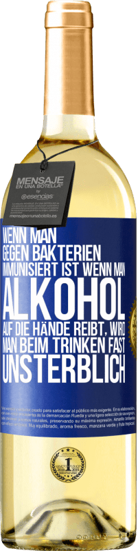 29,95 € Kostenloser Versand | Weißwein WHITE Ausgabe Wenn man gegen Bakterien immunisiert ist wenn man Alkohol auf die Hände reibt, wird man beim Trinken fast unsterblich Blaue Markierung. Anpassbares Etikett Junger Wein Ernte 2024 Verdejo