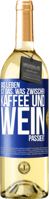 29,95 € Kostenloser Versand | Weißwein WHITE Ausgabe Das Leben ist das, was zwischen Kaffee und Wein passiert Blaue Markierung. Anpassbares Etikett Junger Wein Ernte 2025 Verdejo