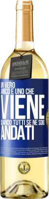 29,95 € Spedizione Gratuita | Vino bianco Edizione WHITE Un vero amico è uno che viene quando tutti se ne sono andati Etichetta Blu. Etichetta personalizzabile Vino giovane Raccogliere 2024 Verdejo