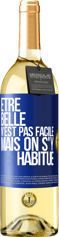 29,95 € Envoi gratuit | Vin blanc Édition WHITE Être belle n'est pas facile, mais on s'y habitue Étiquette Bleue. Étiquette personnalisable Vin jeune Récolte 2024 Verdejo