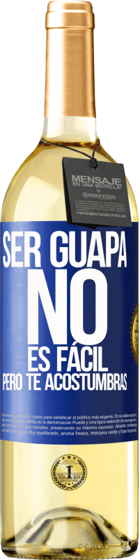 29,95 € Envío gratis | Vino Blanco Edición WHITE Ser guapa no es fácil, pero te acostumbras Etiqueta Azul. Etiqueta personalizable Vino joven Cosecha 2024 Verdejo