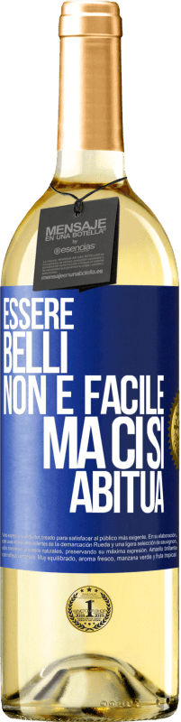 29,95 € Spedizione Gratuita | Vino bianco Edizione WHITE Essere belli non è facile, ma ci si abitua Etichetta Blu. Etichetta personalizzabile Vino giovane Raccogliere 2024 Verdejo