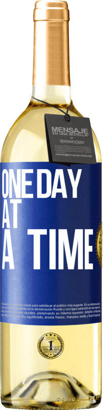 29,95 € Free Shipping | White Wine WHITE Edition One day at a time Blue Label. Customizable label Young wine Harvest 2024 Verdejo