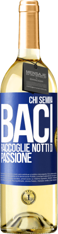 29,95 € Spedizione Gratuita | Vino bianco Edizione WHITE Chi semina baci, raccoglie notti di passione Etichetta Blu. Etichetta personalizzabile Vino giovane Raccogliere 2024 Verdejo