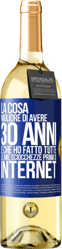 29,95 € Spedizione Gratuita | Vino bianco Edizione WHITE La cosa migliore di avere 30 anni è che ho fatto tutte le mie sciocchezze prima di Internet Etichetta Blu. Etichetta personalizzabile Vino giovane Raccogliere 2024 Verdejo