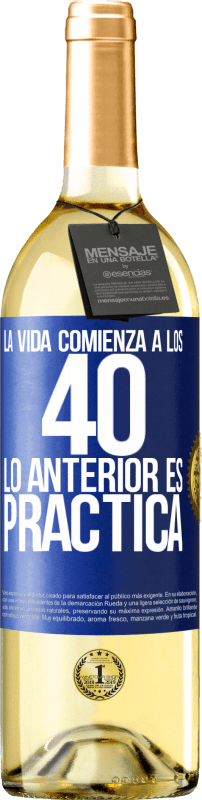 29,95 € Envío gratis | Vino Blanco Edición WHITE La vida comienza a los 40. Lo anterior es solamente práctica Etiqueta Azul. Etiqueta personalizable Vino joven Cosecha 2024 Verdejo