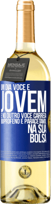 29,95 € Envio grátis | Vinho branco Edição WHITE Um dia você é jovem e no outro você carrega ibuprofeno e paracetamol na sua bolsa Etiqueta Azul. Etiqueta personalizável Vinho jovem Colheita 2024 Verdejo