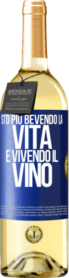 29,95 € Spedizione Gratuita | Vino bianco Edizione WHITE Sto più bevendo la vita e vivendo il vino Etichetta Blu. Etichetta personalizzabile Vino giovane Raccogliere 2024 Verdejo