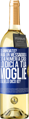 29,95 € Spedizione Gratuita | Vino bianco Edizione WHITE Sei annoiato Invia un messaggio a 3 o 4 numeri a caso: lo dici a tua moglie o glielo dico io? Etichetta Blu. Etichetta personalizzabile Vino giovane Raccogliere 2024 Verdejo