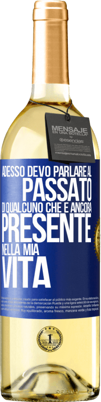 29,95 € Spedizione Gratuita | Vino bianco Edizione WHITE Adesso devo parlare al passato di qualcuno che è ancora presente nella mia vita Etichetta Blu. Etichetta personalizzabile Vino giovane Raccogliere 2023 Verdejo