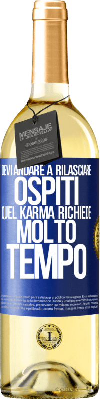 29,95 € Spedizione Gratuita | Vino bianco Edizione WHITE Devi andare a rilasciare ospiti, quel karma richiede molto tempo Etichetta Blu. Etichetta personalizzabile Vino giovane Raccogliere 2023 Verdejo