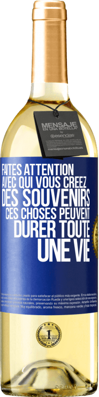 29,95 € Envoi gratuit | Vin blanc Édition WHITE Faites attention avec qui vous créez des souvenirs. Ces choses peuvent durer toute une vie Étiquette Bleue. Étiquette personnalisable Vin jeune Récolte 2024 Verdejo