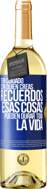 29,95 € Envío gratis | Vino Blanco Edición WHITE Ten cuidado con quién creas recuerdos. Esas cosas pueden durar toda la vida Etiqueta Azul. Etiqueta personalizable Vino joven Cosecha 2023 Verdejo