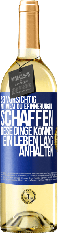 29,95 € Kostenloser Versand | Weißwein WHITE Ausgabe Sei vorsichtig, mit wem du Erinnerungen schaffen. Diese Dinge können ein Leben lang anhalten Blaue Markierung. Anpassbares Etikett Junger Wein Ernte 2024 Verdejo