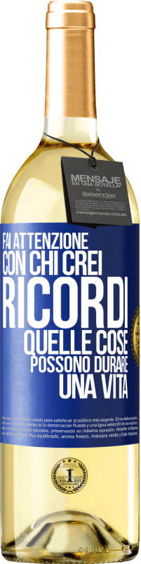 29,95 € Spedizione Gratuita | Vino bianco Edizione WHITE Fai attenzione con chi crei ricordi. Quelle cose possono durare una vita Etichetta Blu. Etichetta personalizzabile Vino giovane Raccogliere 2023 Verdejo