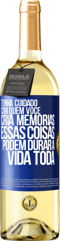 29,95 € Envio grátis | Vinho branco Edição WHITE Tenha cuidado com quem você cria memórias. Essas coisas podem durar a vida toda Etiqueta Azul. Etiqueta personalizável Vinho jovem Colheita 2023 Verdejo