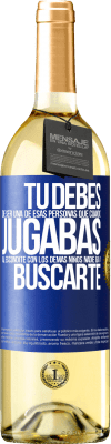 29,95 € Envío gratis | Vino Blanco Edición WHITE Tú debes de ser una de esas personas que cuando jugabas al escondite con los demás niños nadie iba a buscarte Etiqueta Azul. Etiqueta personalizable Vino joven Cosecha 2025 Verdejo