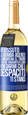 29,95 € Spedizione Gratuita | Vino bianco Edizione WHITE Ho vissuto La bomba, Aserejé, La Macarena, El Tiburon e Opá, ho viaggiato a corrá. Non darmi che il Despacito ti stanca Etichetta Blu. Etichetta personalizzabile Vino giovane Raccogliere 2025 Verdejo