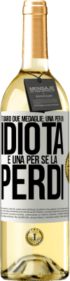 29,95 € Spedizione Gratuita | Vino bianco Edizione WHITE Ti darò due medaglie: una per un idiota e una per se la perdi Etichetta Bianca. Etichetta personalizzabile Vino giovane Raccogliere 2023 Verdejo