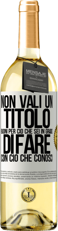 29,95 € Spedizione Gratuita | Vino bianco Edizione WHITE Non vali un titolo. Buoni per ciò che sei in grado di fare con ciò che conosci Etichetta Bianca. Etichetta personalizzabile Vino giovane Raccogliere 2024 Verdejo