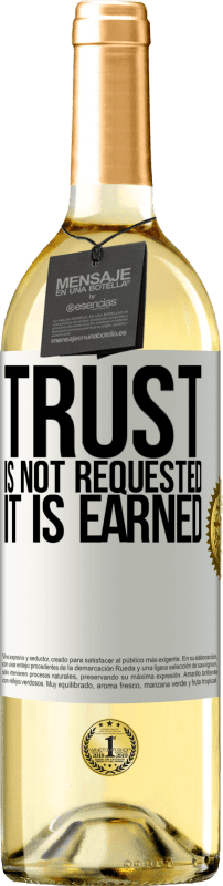 29,95 € Бесплатная доставка | Белое вино Издание WHITE Доверие не запрашивается, оно заработано Белая этикетка. Настраиваемая этикетка Молодое вино Урожай 2023 Verdejo