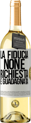 29,95 € Spedizione Gratuita | Vino bianco Edizione WHITE La fiducia non è richiesta, è guadagnata Etichetta Bianca. Etichetta personalizzabile Vino giovane Raccogliere 2023 Verdejo