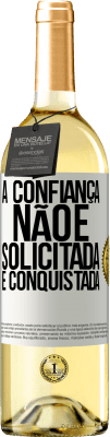 29,95 € Envio grátis | Vinho branco Edição WHITE A confiança não é solicitada, é conquistada Etiqueta Branca. Etiqueta personalizável Vinho jovem Colheita 2023 Verdejo