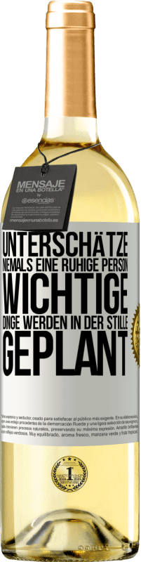 29,95 € Kostenloser Versand | Weißwein WHITE Ausgabe Unterschätze niemals eine ruhige Person, wichtige Dinge werden in der Stille geplant Weißes Etikett. Anpassbares Etikett Junger Wein Ernte 2024 Verdejo