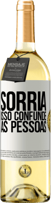 29,95 € Envio grátis | Vinho branco Edição WHITE Sorria, isso confunde as pessoas Etiqueta Branca. Etiqueta personalizável Vinho jovem Colheita 2024 Verdejo