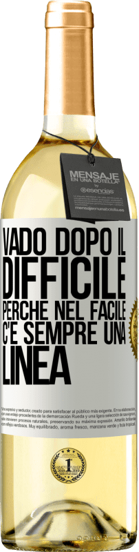 29,95 € Spedizione Gratuita | Vino bianco Edizione WHITE Vado dopo il difficile, perché nel facile c'è sempre una linea Etichetta Bianca. Etichetta personalizzabile Vino giovane Raccogliere 2024 Verdejo