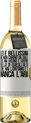 29,95 € Spedizione Gratuita | Vino bianco Edizione WHITE Lei è bellissima Ma non carino da quelli che hai vicino e sospiro. Bello di quegli altri, che hai lontano e ti manca l'aria Etichetta Bianca. Etichetta personalizzabile Vino giovane Raccogliere 2025 Verdejo