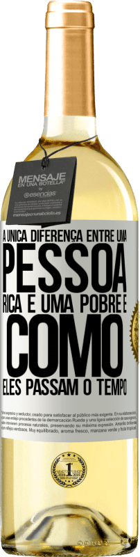 29,95 € Envio grátis | Vinho branco Edição WHITE A única diferença entre uma pessoa rica e uma pobre é como eles passam o tempo Etiqueta Branca. Etiqueta personalizável Vinho jovem Colheita 2024 Verdejo