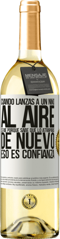 29,95 € Envío gratis | Vino Blanco Edición WHITE Cuando lanzas a un niño al aire, se ríe porque sabe que lo atraparás de nuevo. ESO ES CONFIANZA Etiqueta Blanca. Etiqueta personalizable Vino joven Cosecha 2024 Verdejo