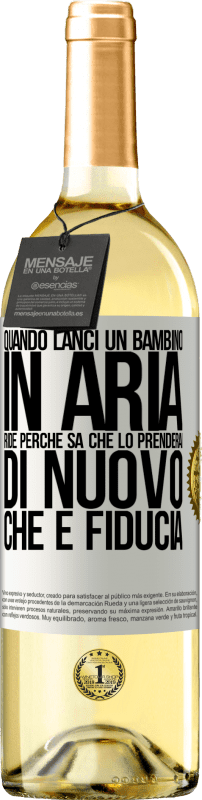 29,95 € Spedizione Gratuita | Vino bianco Edizione WHITE Quando lanci un bambino in aria, ride perché sa che lo prenderai di nuovo. CHE È FIDUCIA Etichetta Bianca. Etichetta personalizzabile Vino giovane Raccogliere 2024 Verdejo