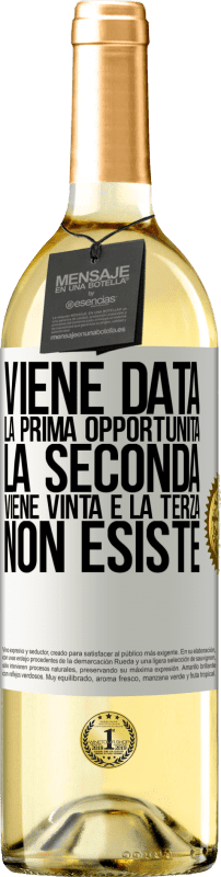 29,95 € Spedizione Gratuita | Vino bianco Edizione WHITE Viene data la prima opportunità, la seconda viene vinta e la terza non esiste Etichetta Bianca. Etichetta personalizzabile Vino giovane Raccogliere 2024 Verdejo