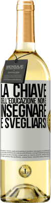 29,95 € Spedizione Gratuita | Vino bianco Edizione WHITE La chiave dell'educazione non è insegnare, è svegliarsi Etichetta Bianca. Etichetta personalizzabile Vino giovane Raccogliere 2024 Verdejo