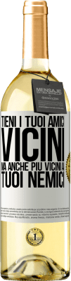 29,95 € Spedizione Gratuita | Vino bianco Edizione WHITE Tieni i tuoi amici vicini, ma anche più vicini ai tuoi nemici Etichetta Bianca. Etichetta personalizzabile Vino giovane Raccogliere 2024 Verdejo