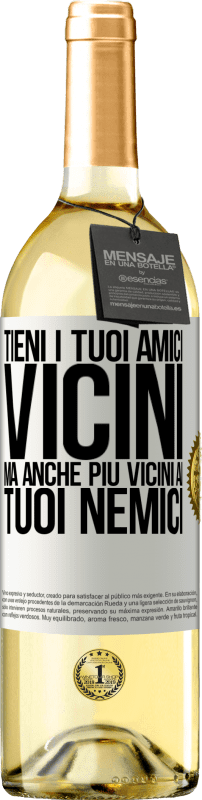 29,95 € Spedizione Gratuita | Vino bianco Edizione WHITE Tieni i tuoi amici vicini, ma anche più vicini ai tuoi nemici Etichetta Bianca. Etichetta personalizzabile Vino giovane Raccogliere 2025 Verdejo