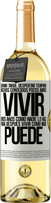 29,95 € Envío gratis | Vino Blanco Edición WHITE Dormir tarde, despertar temprano. Muchos conocidos, pocos amigos. Vivir unos años como nadie lo hace, para después vivir Etiqueta Blanca. Etiqueta personalizable Vino joven Cosecha 2025 Verdejo