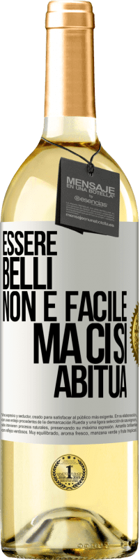 29,95 € Spedizione Gratuita | Vino bianco Edizione WHITE Essere belli non è facile, ma ci si abitua Etichetta Bianca. Etichetta personalizzabile Vino giovane Raccogliere 2024 Verdejo