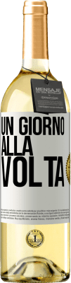 29,95 € Spedizione Gratuita | Vino bianco Edizione WHITE Un giorno alla volta Etichetta Bianca. Etichetta personalizzabile Vino giovane Raccogliere 2023 Verdejo