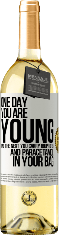 29,95 € Бесплатная доставка | Белое вино Издание WHITE Однажды вы молоды, а в следующий раз носите с собой ибупрофен и парацетамол Белая этикетка. Настраиваемая этикетка Молодое вино Урожай 2023 Verdejo