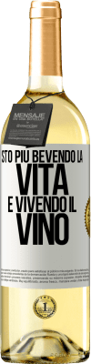 29,95 € Spedizione Gratuita | Vino bianco Edizione WHITE Sto più bevendo la vita e vivendo il vino Etichetta Bianca. Etichetta personalizzabile Vino giovane Raccogliere 2024 Verdejo