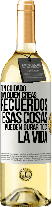 29,95 € Envío gratis | Vino Blanco Edición WHITE Ten cuidado con quién creas recuerdos. Esas cosas pueden durar toda la vida Etiqueta Blanca. Etiqueta personalizable Vino joven Cosecha 2023 Verdejo