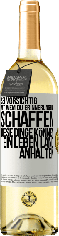 29,95 € Kostenloser Versand | Weißwein WHITE Ausgabe Sei vorsichtig, mit wem du Erinnerungen schaffen. Diese Dinge können ein Leben lang anhalten Weißes Etikett. Anpassbares Etikett Junger Wein Ernte 2024 Verdejo