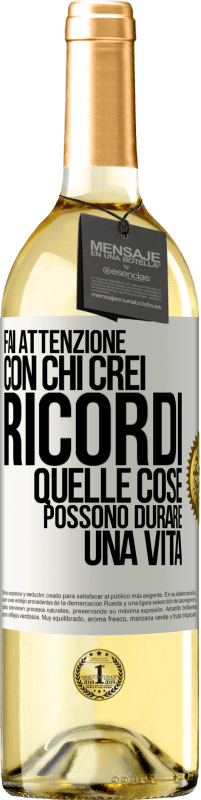 29,95 € Spedizione Gratuita | Vino bianco Edizione WHITE Fai attenzione con chi crei ricordi. Quelle cose possono durare una vita Etichetta Bianca. Etichetta personalizzabile Vino giovane Raccogliere 2024 Verdejo