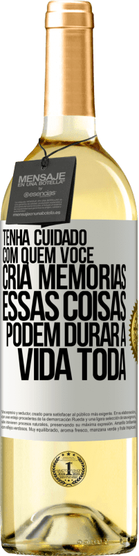 29,95 € Envio grátis | Vinho branco Edição WHITE Tenha cuidado com quem você cria memórias. Essas coisas podem durar a vida toda Etiqueta Branca. Etiqueta personalizável Vinho jovem Colheita 2024 Verdejo