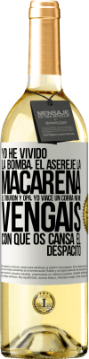 29,95 € Envío gratis | Vino Blanco Edición WHITE Yo he vivido La bomba, el Aserejé, La Macarena, El Tiburón y Opá, yo viacé un corrá. No me vengáis con que os cansa el Etiqueta Blanca. Etiqueta personalizable Vino joven Cosecha 2024 Verdejo